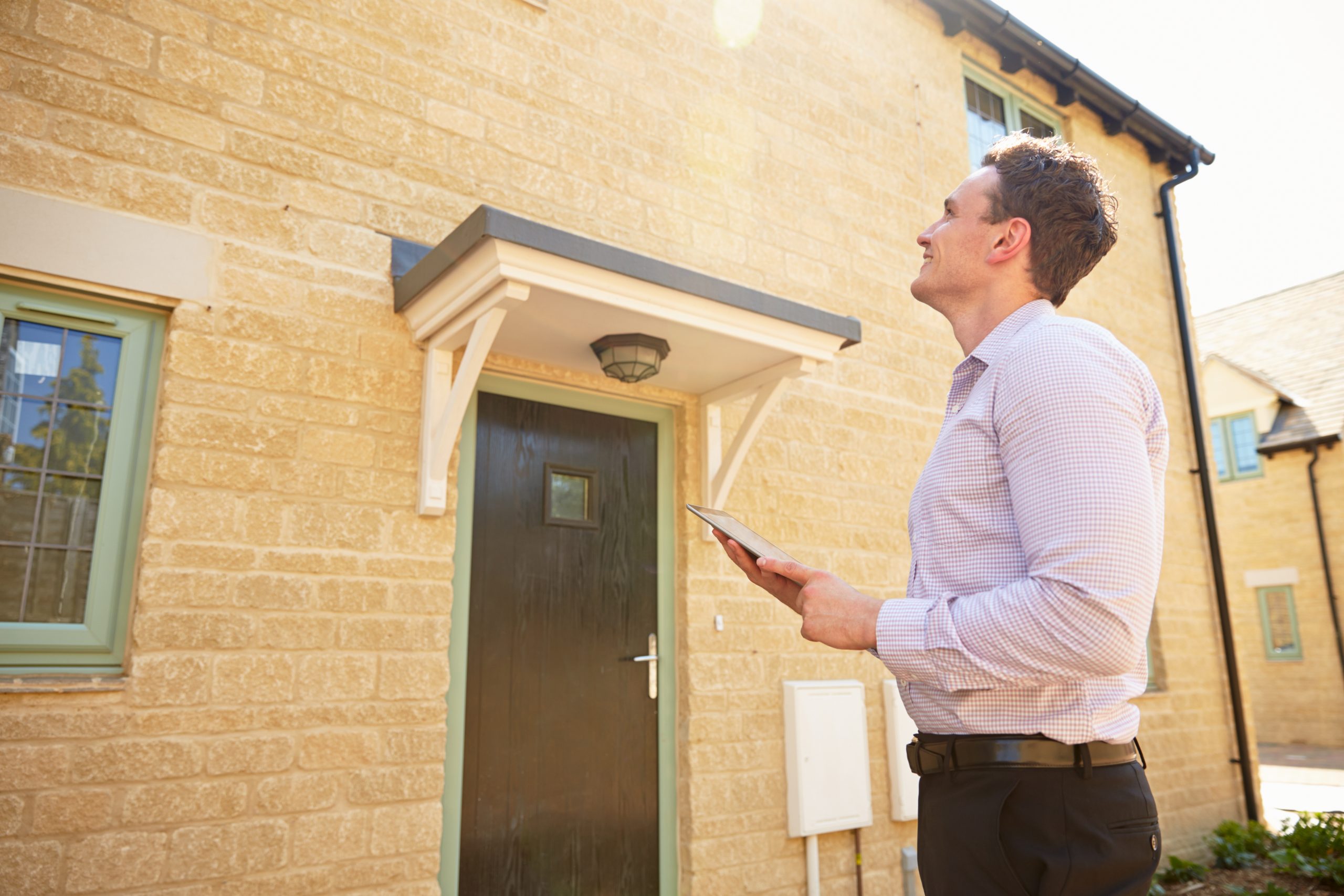 A man surveying a house for rdsap